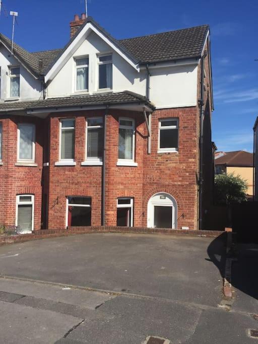 Spacious 5 Large Bedroom Victorian House - Beach 2 Miles 풀 외부 사진