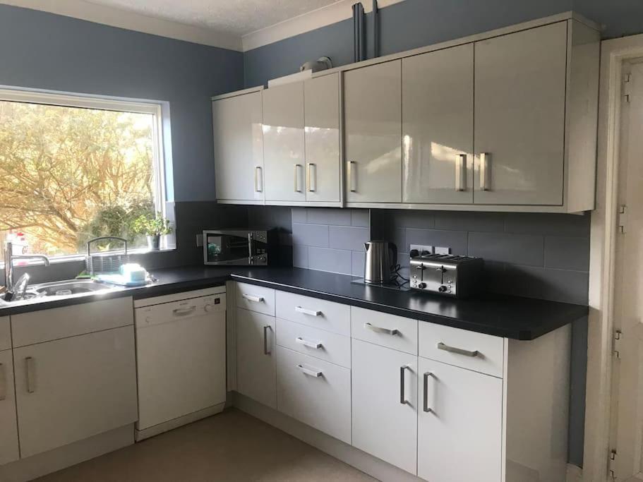 Spacious 5 Large Bedroom Victorian House - Beach 2 Miles 풀 외부 사진