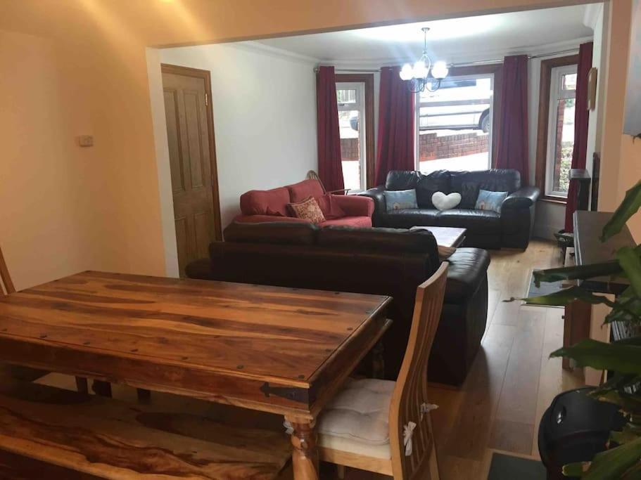 Spacious 5 Large Bedroom Victorian House - Beach 2 Miles 풀 외부 사진