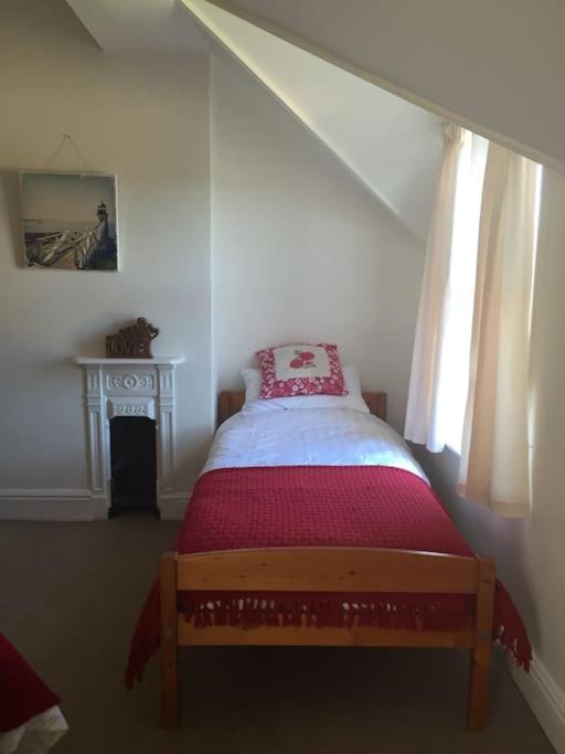 Spacious 5 Large Bedroom Victorian House - Beach 2 Miles 풀 외부 사진