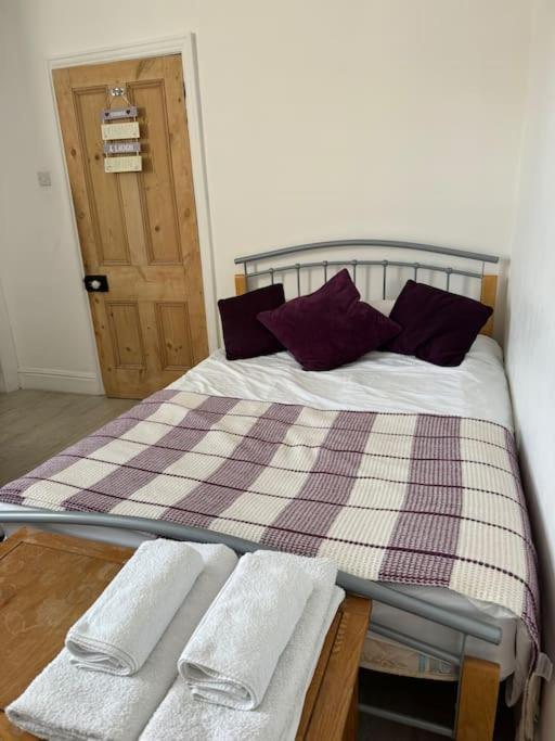 Spacious 5 Large Bedroom Victorian House - Beach 2 Miles 풀 외부 사진
