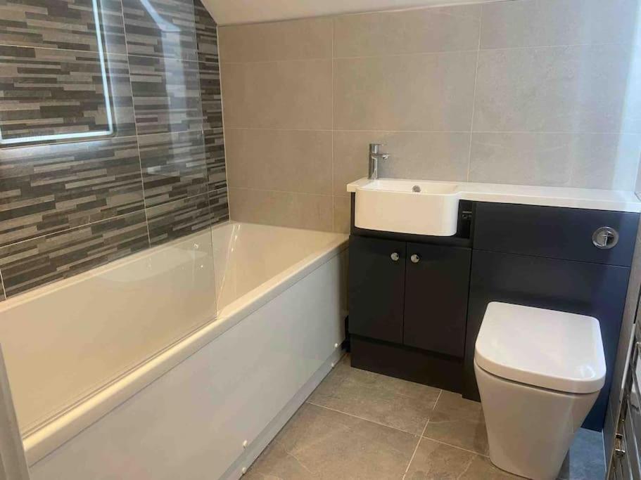 Spacious 5 Large Bedroom Victorian House - Beach 2 Miles 풀 외부 사진