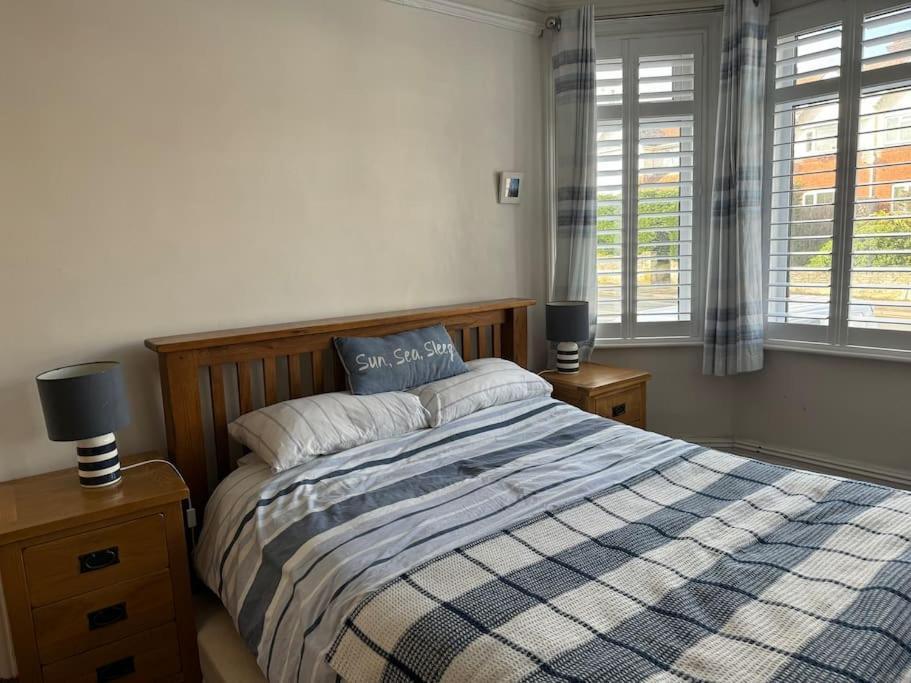 Spacious 5 Large Bedroom Victorian House - Beach 2 Miles 풀 외부 사진