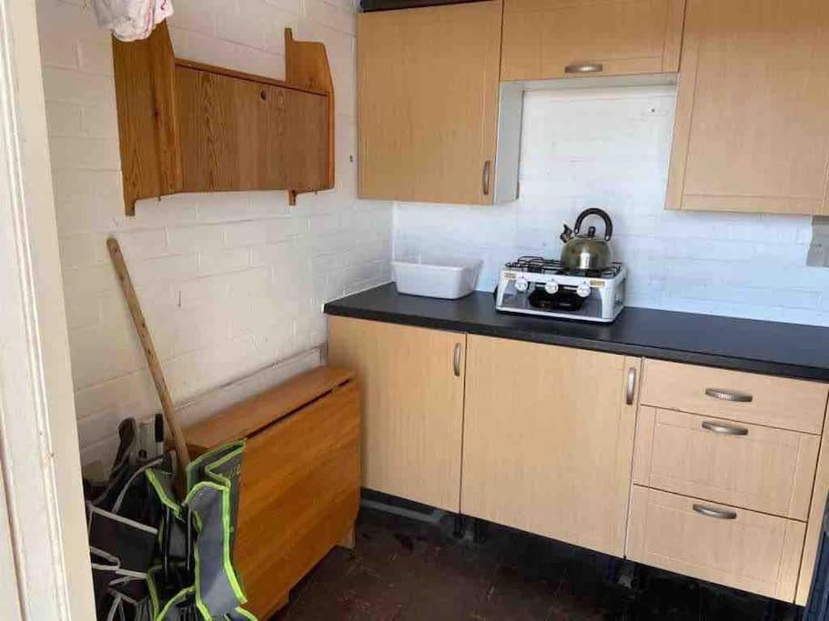 Spacious 5 Large Bedroom Victorian House - Beach 2 Miles 풀 외부 사진